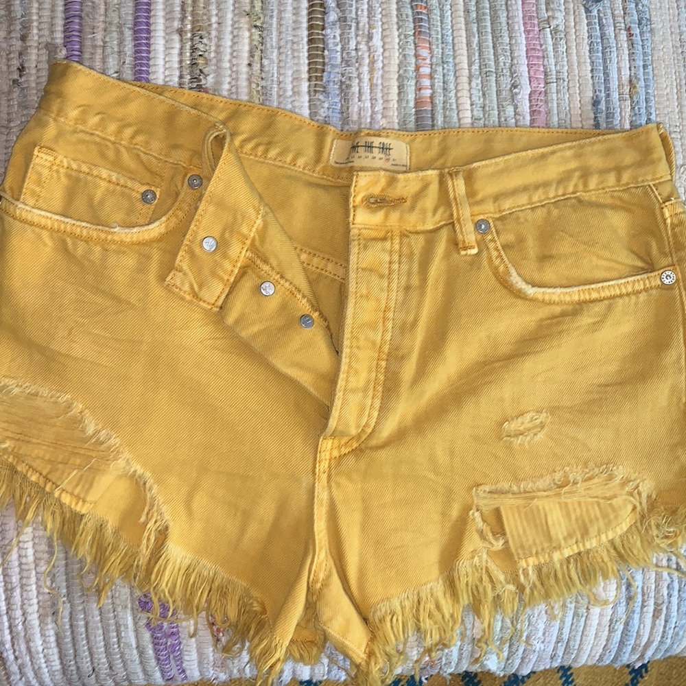 Free People
Loving Good Vibrations Frayed Hem Short